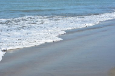 Laboni Sahili 'ndeki altın kumla çarpışan bir dalganın eşsiz çapraz perspektifi, Bangladeş' teki Cox 's Bazar turist merkezinde denizin dinamik enerjisini vurguluyor..