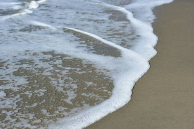 Cox 's Bazar' ın kumlu sahillerinden çekilen kristal berrak okyanus suyu, Bangladeş 'in ünlü Laboni sahil şeridinde denizin doğal güzelliğini ve ritmik hareketini yakalıyor..