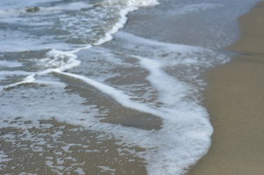 Cox 's Bazar' ın kumlu sahillerinden çekilen kristal berrak okyanus suyu, Bangladeş 'in ünlü Laboni sahil şeridinde denizin doğal güzelliğini ve ritmik hareketini yakalıyor..