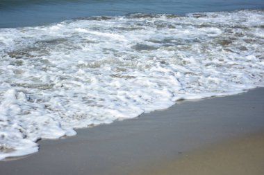 Huzurlu gelgit yavaşça Laboni Sahili 'nin pürüzsüz kumlu sahilini kaplıyor. Cox 's Bazar' ın bu manzaralı yeri dünyanın en uzun doğal plajı olan gezginler için mükemmeldir..