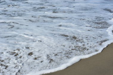 Cox 's Bazar' ın kalbi Laboni Sahili 'nin kıyılarıyla etkileşime giren beyaz sörf ve dalgaların yüksek açılı görüntüsü dünyanın en uzun doğal kumlu plajına güzel bir bakış sunuyor..