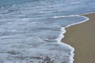 Cox 's Bazar' ın kalbi Laboni Sahili 'nin kıyılarıyla etkileşime giren beyaz sörf ve dalgaların yüksek açılı görüntüsü dünyanın en uzun doğal kumlu plajına güzel bir bakış sunuyor..