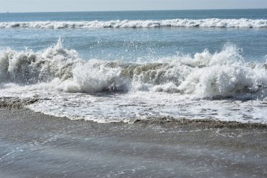 Cox 's Bazar' ın kalbi Laboni Sahili 'nin kıyılarıyla etkileşime giren beyaz sörf ve dalgaların yüksek açılı görüntüsü dünyanın en uzun doğal kumlu plajına güzel bir bakış sunuyor..