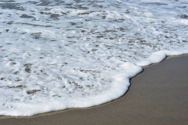 Laboni Sahili 'nde, Cox' s Bazar 'da suyun kenarında bulunan yoğun beyaz deniz köpüğü ve kabarcıklarının detaylı dokusu Bengal Körfezi' nin el değmemiş ve doğal sahil çevresini gözler önüne seriyor..