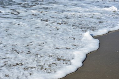 Laboni Sahili 'nde, Cox' s Bazar 'da suyun kenarında bulunan yoğun beyaz deniz köpüğü ve kabarcıklarının detaylı dokusu Bengal Körfezi' nin el değmemiş ve doğal sahil çevresini gözler önüne seriyor..