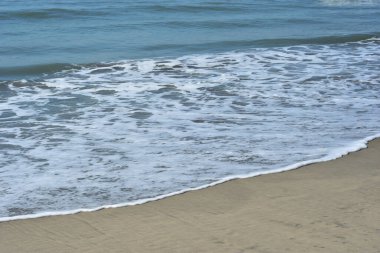 Bengal Körfezi 'nin, güneşlenmek ve yüzmek için başlıca durak olan Cox' s Bazar 'da Laboni Sahili ile buluştuğu uçsuz bucaksız ufkun geniş açılı bir görüntüsü..