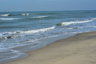Bengal Körfezi 'nin, güneşlenmek ve yüzmek için başlıca durak olan Cox' s Bazar 'da Laboni Sahili ile buluştuğu uçsuz bucaksız ufkun geniş açılı bir görüntüsü..