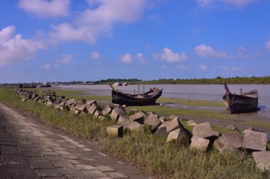 Nehir kanalı boyunca yükselen gelgit koşulları ve artan derinlik ve pürüzsüz su akışı.