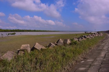 Nehir kanalı boyunca yükselen gelgit koşulları ve artan derinlik ve pürüzsüz su akışı.