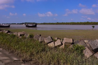 Nehir kanalı boyunca yükselen gelgit koşulları ve artan derinlik ve pürüzsüz su akışı.