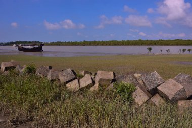 Nehir kanalı boyunca yükselen gelgit koşulları ve artan derinlik ve pürüzsüz su akışı.