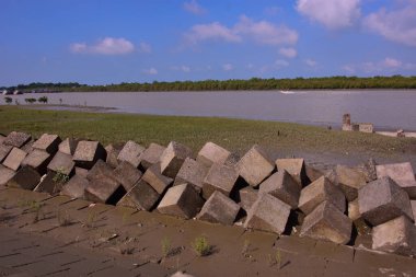Nehir kanalı boyunca yükselen gelgit koşulları ve artan derinlik ve pürüzsüz su akışı.