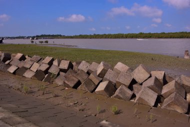 Nehir kanalı boyunca yükselen gelgit koşulları ve artan derinlik ve pürüzsüz su akışı.