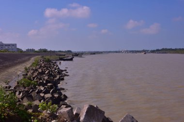 Yüksek gelgit sırasında nehir çevresi su genişlemesi ve nehir kıyılarıyla etkileşimi vurguluyor.