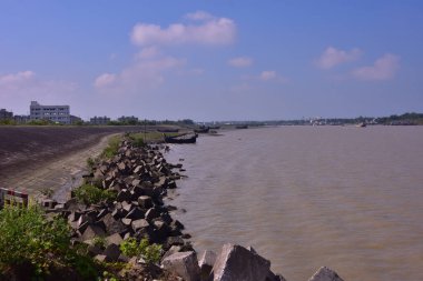 Yüksek gelgit sırasında nehir çevresi su genişlemesi ve nehir kıyılarıyla etkileşimi vurguluyor.