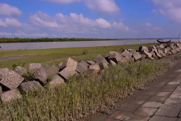 Nehir kanalı boyunca yükselen gelgit koşulları ve artan derinlik ve pürüzsüz su akışı.