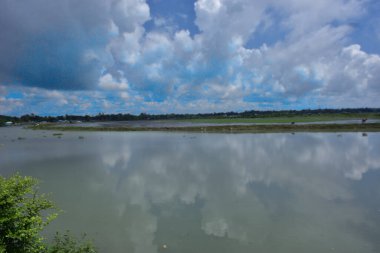 Cox 's Bazar, Bangladeş' teki Bakkhali Nehri manzaralı. Nehir, bölgenin yemyeşil mangrov ormanları, geleneksel balıkçı tekneleri ve yerel köylerle çevrili birincil su yoludur..