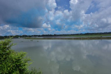 Cox 's Bazar, Bangladeş' teki Bakkhali Nehri manzaralı. Nehir, bölgenin yemyeşil mangrov ormanları, geleneksel balıkçı tekneleri ve yerel köylerle çevrili birincil su yoludur..