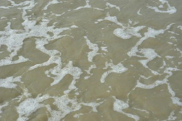 Gelgit akıntısı nehir suyunu yukarı itiyor, görünür su akışını ve nehir kanalında yükselen seviyeleri gösteriyor. Görüntü, kıyı ortamındaki gelgit hareketleri, hidrolojik süreçler ve değişen nehir koşullarını belgeliyor.