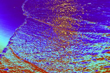 Dalgalanan suyla etkileşen ışığın oluşturduğu canlı renk yansımalarıyla soyut su yüzeyi dokuları. Bu yaratıcı, gerçek dışı arka planlar tasarım projeleri, dijital sanat eserleri, duvar kağıtları, afişler, modern görsel kavramlar için uygundur..