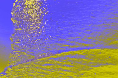 Dalgalanan suyla etkileşen ışığın oluşturduğu canlı renk yansımalarıyla soyut su yüzeyi dokuları. Bu yaratıcı, gerçek dışı arka planlar tasarım projeleri, dijital sanat eserleri, duvar kağıtları, afişler, modern görsel kavramlar için uygundur..