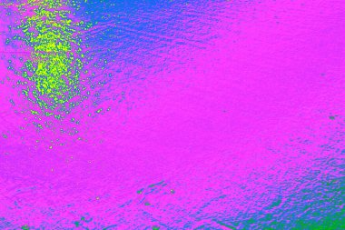 Dalgalanan suyla etkileşen ışığın oluşturduğu canlı renk yansımalarıyla soyut su yüzeyi dokuları. Bu yaratıcı, gerçek dışı arka planlar tasarım projeleri, dijital sanat eserleri, duvar kağıtları, afişler, modern görsel kavramlar için uygundur..