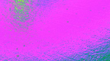 Soyut su yüzeyi arka planında canlı yeşil, mavi ve morumsu su dokulu suya yansıyan ışık yansımaları sonucu oluşan renk değişimleri var. Tasarım geçmişi, afişler, duvar kağıtları, dijital sanat eserleri için modern, gerçek dışı bir görsel..