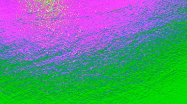 Soyut su yüzeyi arka planında canlı yeşil, mavi ve morumsu su dokulu suya yansıyan ışık yansımaları sonucu oluşan renk değişimleri var. Tasarım geçmişi, afişler, duvar kağıtları, dijital sanat eserleri için modern, gerçek dışı bir görsel..