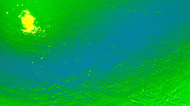 Soyut su yüzeyi arka planında canlı yeşil, mavi ve morumsu su dokulu suya yansıyan ışık yansımaları sonucu oluşan renk değişimleri var. Tasarım geçmişi, afişler, duvar kağıtları, dijital sanat eserleri için modern, gerçek dışı bir görsel..