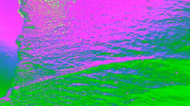 Soyut su yüzeyi arka planında canlı yeşil, mavi ve morumsu su dokulu suya yansıyan ışık yansımaları sonucu oluşan renk değişimleri var. Tasarım geçmişi, afişler, duvar kağıtları, dijital sanat eserleri için modern, gerçek dışı bir görsel..