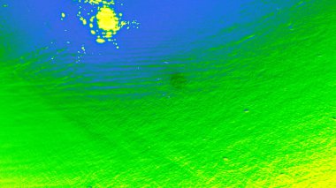 Soyut su yüzeyi arka planında canlı yeşil, mavi ve morumsu su dokulu suya yansıyan ışık yansımaları sonucu oluşan renk değişimleri var. Tasarım geçmişi, afişler, duvar kağıtları, dijital sanat eserleri için modern, gerçek dışı bir görsel..