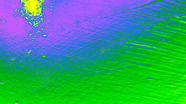 Soyut su yüzeyi arka planında canlı yeşil, mavi ve morumsu su dokulu suya yansıyan ışık yansımaları sonucu oluşan renk değişimleri var. Tasarım geçmişi, afişler, duvar kağıtları, dijital sanat eserleri için modern, gerçek dışı bir görsel..