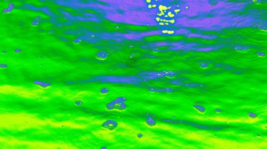 Soyut su yüzeyi arka planında canlı yeşil, mavi ve morumsu su dokulu suya yansıyan ışık yansımaları sonucu oluşan renk değişimleri var. Tasarım geçmişi, afişler, duvar kağıtları, dijital sanat eserleri için modern, gerçek dışı bir görsel..