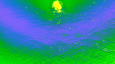 Soyut su yüzeyi arka planında canlı yeşil, mavi ve morumsu su dokulu suya yansıyan ışık yansımaları sonucu oluşan renk değişimleri var. Tasarım geçmişi, afişler, duvar kağıtları, dijital sanat eserleri için modern, gerçek dışı bir görsel..