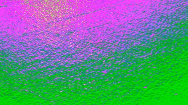 Soyut su yüzeyi arka planında canlı yeşil, mavi ve morumsu su dokulu suya yansıyan ışık yansımaları sonucu oluşan renk değişimleri var. Tasarım geçmişi, afişler, duvar kağıtları, dijital sanat eserleri için modern, gerçek dışı bir görsel..