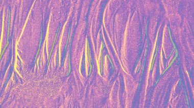 Yanardöner ışık yansımaları akışkan dikey dokular oluşturan soyut mor arkaplan. Premium tasarım arka planlar, duvar kağıtları, afişler, dijital sanat eserleri ve yaratıcı görsel kompozisyonlar için uygun modern, sanatsal bir yüzey..