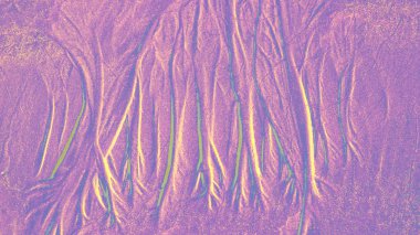 Yanardöner ışık yansımaları akışkan dikey dokular oluşturan soyut mor arkaplan. Premium tasarım arka planlar, duvar kağıtları, afişler, dijital sanat eserleri ve yaratıcı görsel kompozisyonlar için uygun modern, sanatsal bir yüzey..