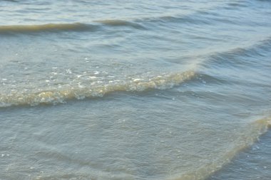 Yazın kumlu sahilde deniz dalgası