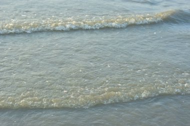 Yaz aylarında sahilde dalgalar deniz