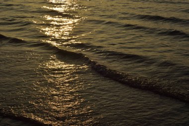 Denizin üzerinde gün batımı