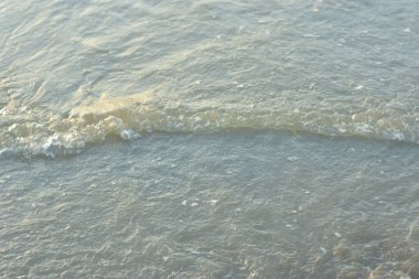 kumlu sahilde dalgalar deniz