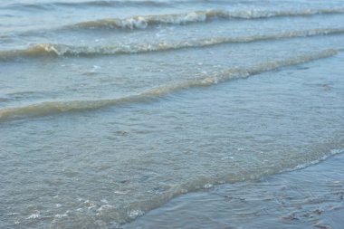 Kumsalda köpüklü deniz dalgası. metin için arkaplan