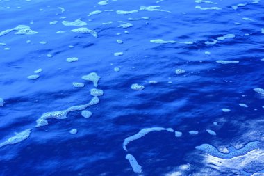 Kabarcıklı ve hava kabarcıklı mavi su arkaplanı