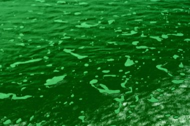 Su sıçramaları olan güzel yeşil arkaplan