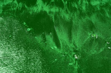 Çizik ve çatlaklarla dolu pis bir doku.