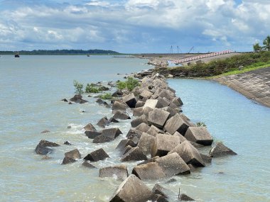 Köprü nehirdeki köprüdür.