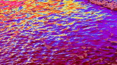 Suyun üzerindeki renkli yağlı boyanın soyut arkaplanı.