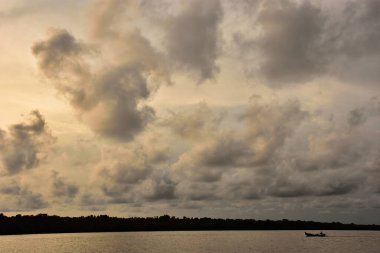 Gölde gün batımı