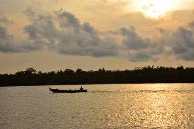 Gün batımında balıkçı teknesi.