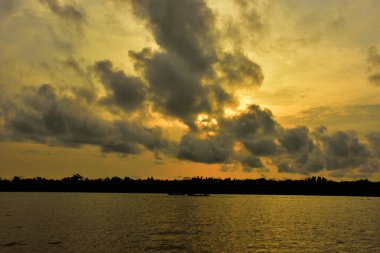 Gölde gün batımı